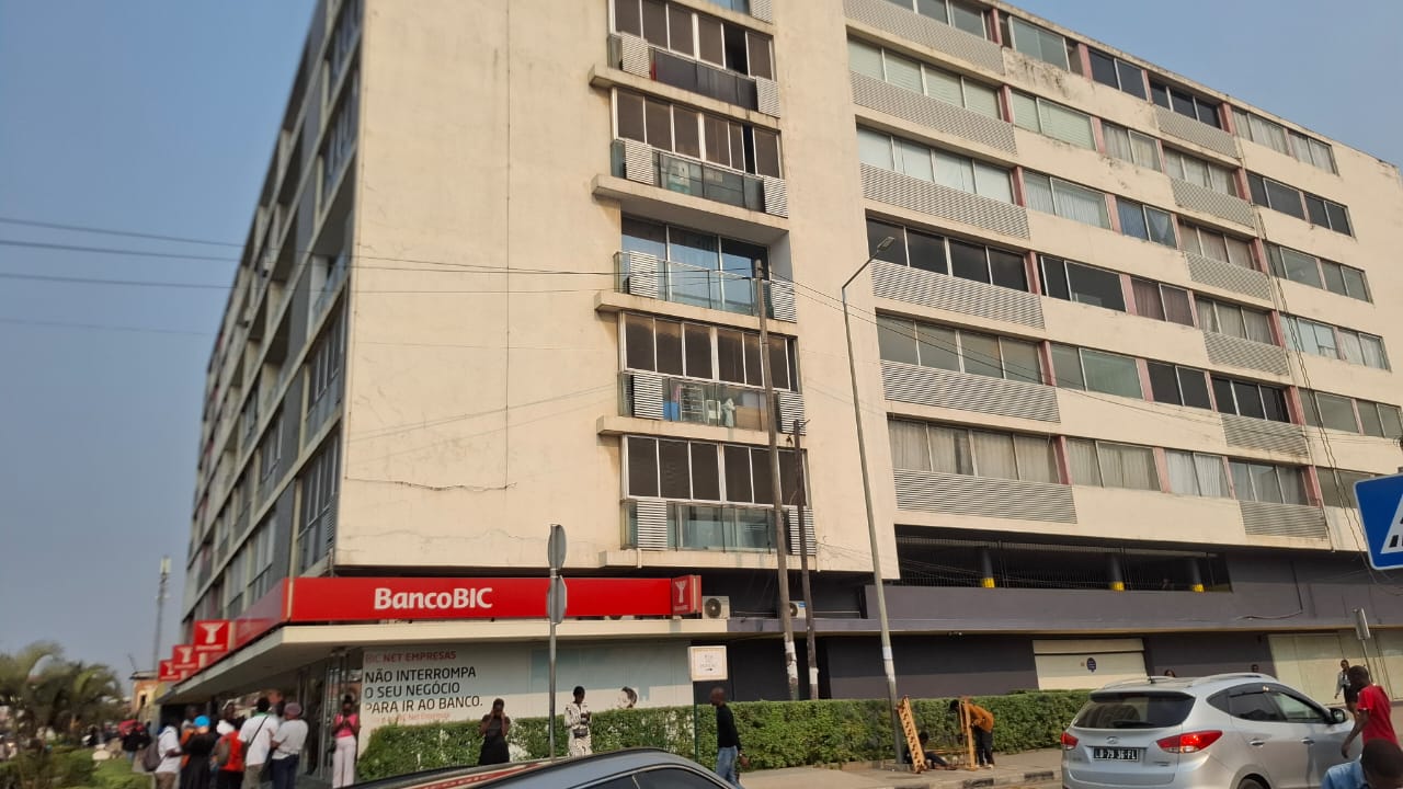 Fachada do edifício do apartamento T3 à venda em Luanda, Avenida Hoji-ya-Henda